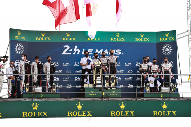 Na stupních vítězů povinně v rouškách, závod vyhráli Sébastien Buemi, Kazuki Nakajima a Brendon Hartley (Toyota Gazoo Racing)
