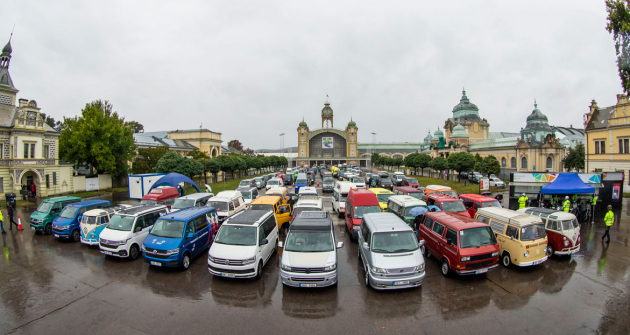 Ani deštivé počasí neodradilo majitele Volkswagenů Transporter, aby se sešli na holešovickém výstavišti, odkud vyrazili na spanilou jízdu ulicemi Prahy