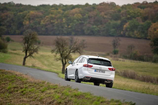 Kombi označované Sports Tourer s originálně navrženými okrasnými lištami „procházejícími“ svisle zadními skupinovými svítilnami nabízí objem pro zavazadla 560 l