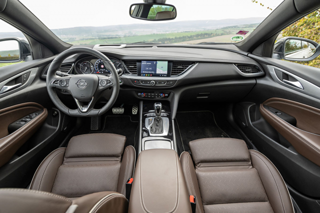 Široký interiér, jednoduchá obsluha a výborně tvarovaný volant jsou pro Opel Insignia typické