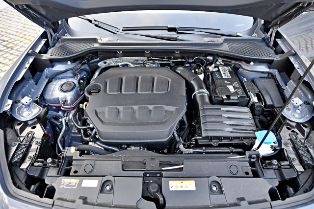 Známý motor 2.0 TSI poskytuje vozu živelnost. Výkonem 228 kW se blíží jednotce použité v novém Golfu R