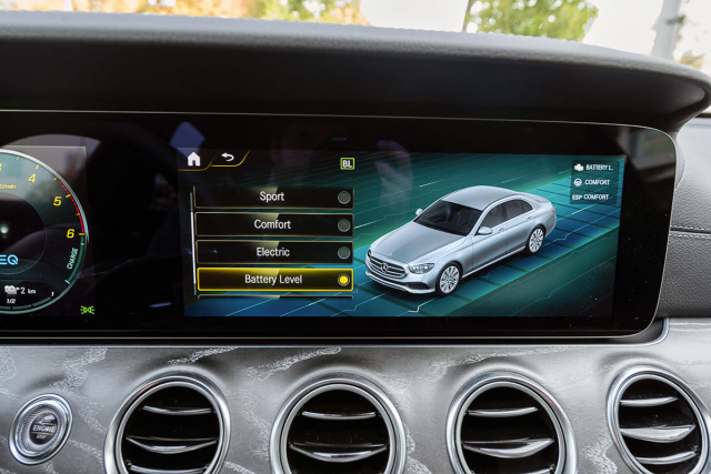 Řidič může ovlivnit činnost hybridní soustavy v tomto menu, další možnosti jsou v nastavení nabíjení