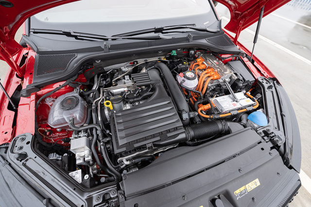 Hlavním zdrojem síly je v Octavii RS iV čtyřválec 1.4 TSI o výkonu 110 kW (150 k), elektromotor dokáže krátkodobě přidat dalších 85 kW (116 k)