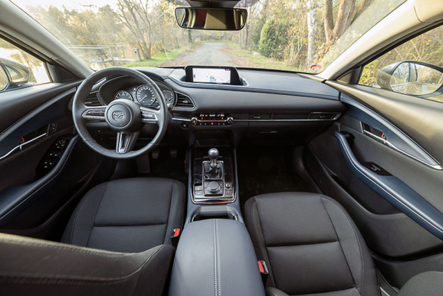 Pozice za volantem, logika obsluhy, výhled z vozu, výbava – to všechno jsou silné stránky interiéru Mazdy CX-30