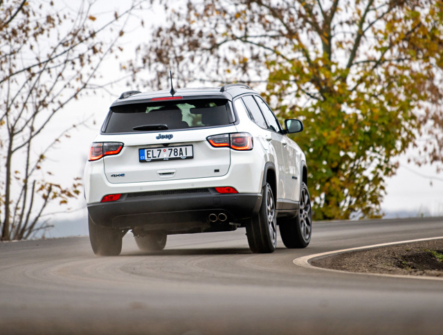 Jeep Compass je větší a konzervativnější než typ Renegade. V duchu své značky se snaží poskytnout více terénních schopností, než je mezi podobnými středně velkými SUV obvyklé