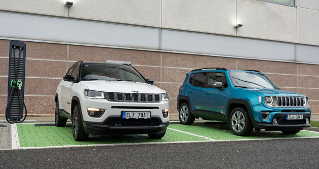 Plug-in hybridní Jeep Compass (vlevo) a Renegade mají doplňkové označení 4xe naznačující, že jsou vybavené elektrickým pohonem všech kol
