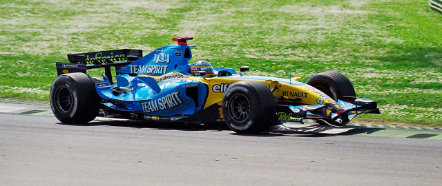 Fernando Alonso (Renault R26) na trati Velké ceny San Marina 2006