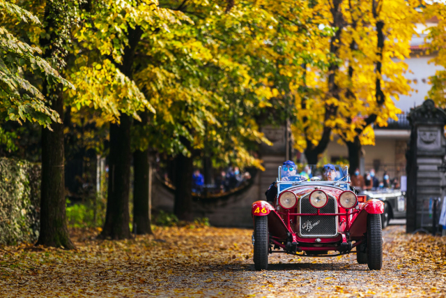 Vítězná posádka Adrea a Roberto Vesco s Alfou Romeo 6C 1750 SS Zagato