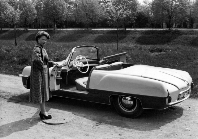 V roce 1956 zhmotnil laminátový vůz tuzemský automobilový sen