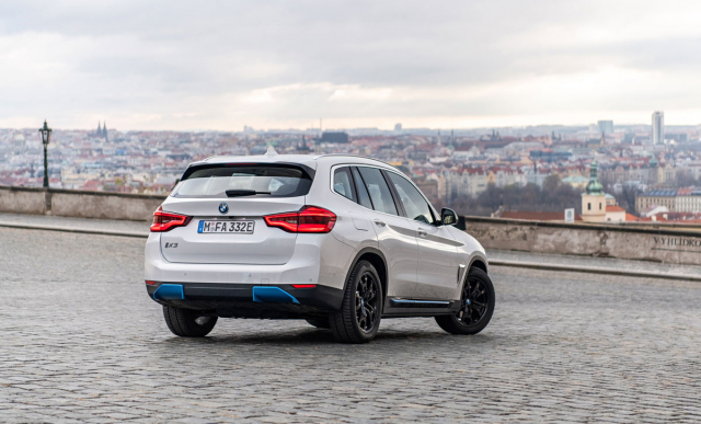 Elektrická varianta BMW X3 má místo výfuku difuzory zvýrazněné modrou barvou (může být nahrazena šedou)