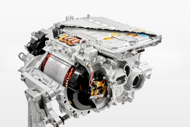Motor tvoří integrovaný celek s jednostupňovým převodem, diferenciálem a výkonovou i řídicí elektronikou