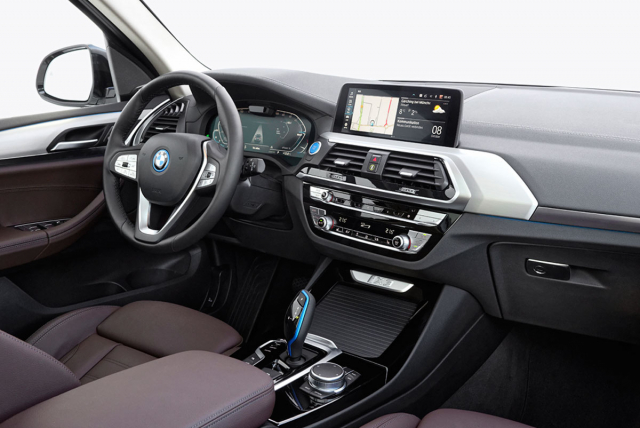 Až na několik světle modrých detailů se interiér neliší od běžného BMW X3