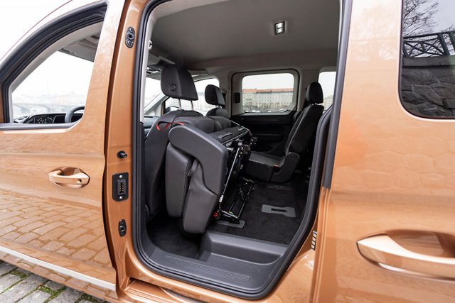 Boční posuvné dveře jsou v nové generaci o 139 mm širší, takže usnadňují ­nastupování na zadní sedadla