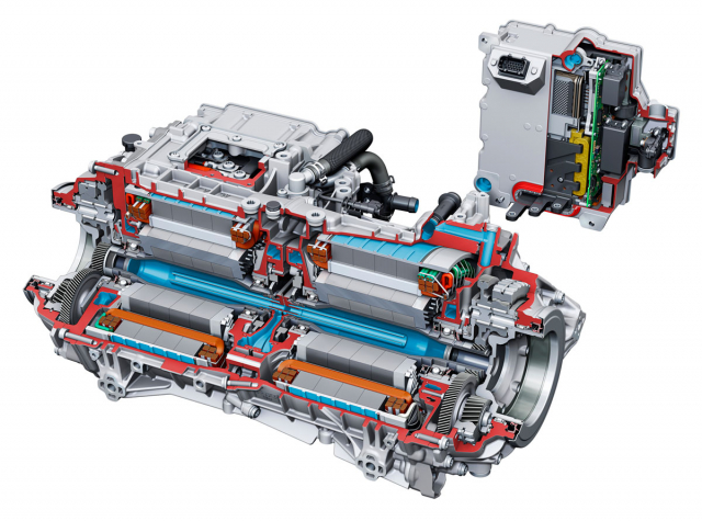 Dvojice motorů sdílí chladicí systém, každý má naopak samostatnou výkonovou elektroniku