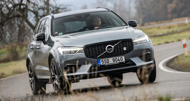 Na rozdíl od běžné verze T8 AWD Recharge varianta Polestar Engineered nemá nárok na elektrické registrační značky a s tím související výhody 