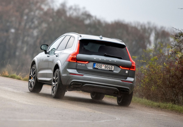 Variantu Polestar Engineered lze zezadu rozpoznat podle tmavých koncovek výfuku a samozřejmě znaku Polestar