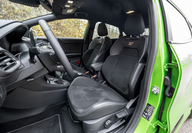 Sportovně tvarovaná přední sedadla Recaro vhodně podpírají tělo řidiče i spolujezdce, ale jsou zároveň překvapivě komfortní při delších jízdách