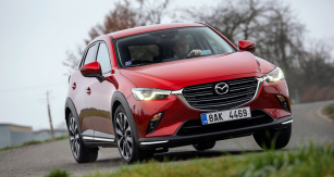 Mazda CX-3 potěší ochotou k zatáčení i v daném segmentu sportovnějším, avšak nikoliv nekomfortním naladěním podvozku