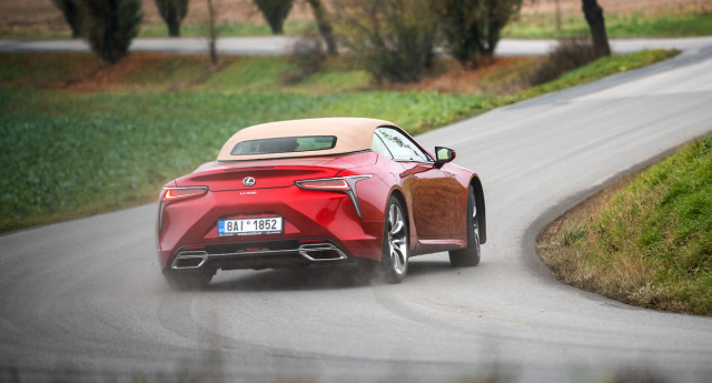 LC 500 Convertible se ovládá zcela přirozeně i mírně za svými limity...