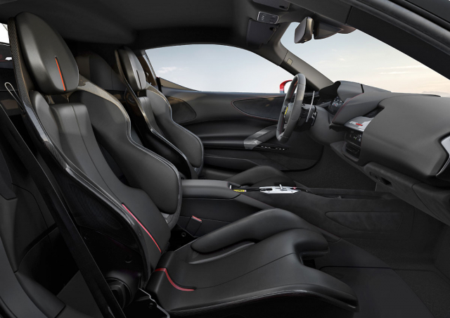 Stejně jako je tomu u všech modelů Ferrari, i v tomto případě lze vybírat z různých druhů sedadel a barev čalounění