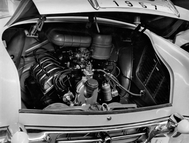 Vzadu uložený vzduchem chlazený motor V8 měl zpočátku objem 2545 cm3