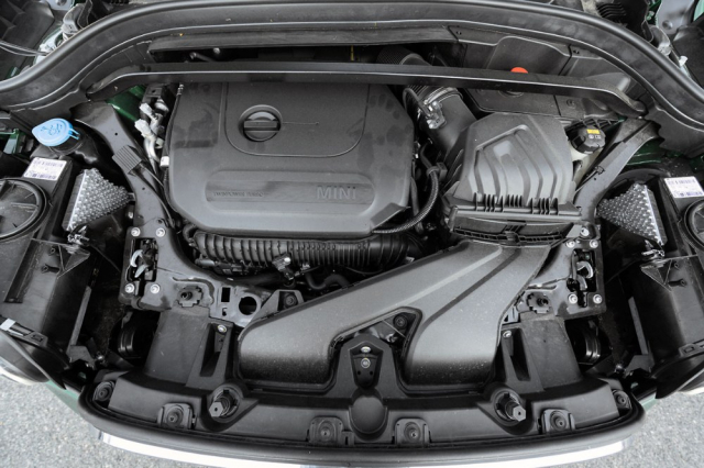 Přeplňovaný čtyřválec 2,0 litru dosahuje výkonu 225 kW (306 k)