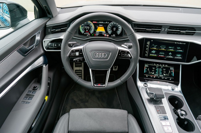 Interiér v typickém stylu Audi s propracovanou grafikou na všech třech hlavních displejích