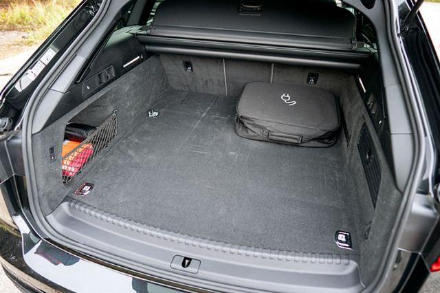 Zmenšený zavazadlový prostor omezují ještě nabíjecí kabely, Audi standardně dodává jak ze zásuvky 220 V, tak Mode 3