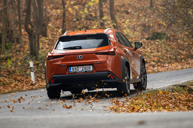 Zezadu je vidět, že Lexus UX je spíše crossoverem než plnohodnotně vysokým SUV, a to je do města určitě vhodnější řešení