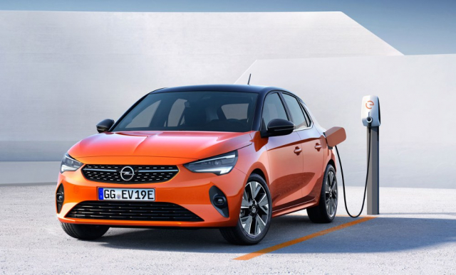 Opel Corsa-e s čistě elektrickým pohonem má pod podlahou integrované akumulátory s celkovou kapacitou 50 kWh, které zajistí suverénní dojezd až 337 km na jedno nabití. S výkonem 100 kW (136 k) jde o nejvýkonnější variantu modelu Corsa