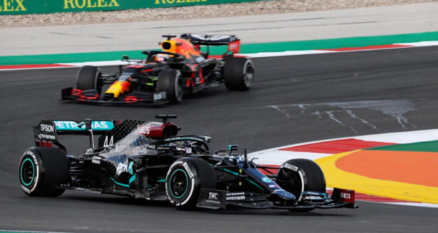 Lewis Hamilton (Mercedes-AMG) vyhrál nejvíce závodů, ale Max Verstappen na Red Bullu mu byl největším soupeřem