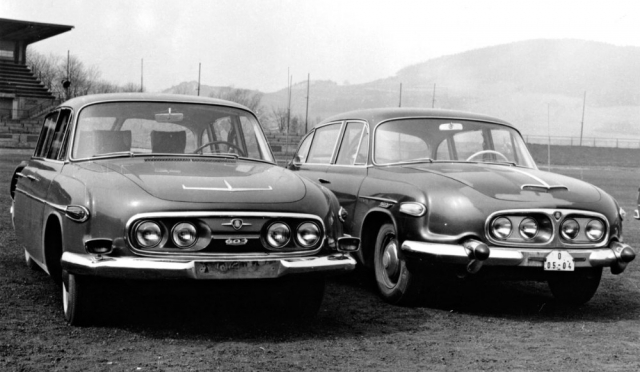 Prototyp T 3-603 (vlevo) s novou přídí a vyšším čelním sklem (1965)