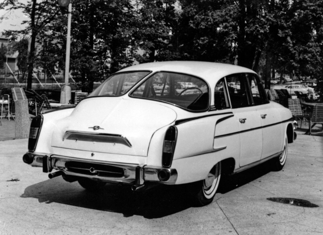 Počínaje modelem 1968 měla T 2-603 nové víko motorového prostoru