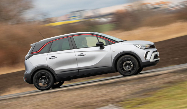 Modernizované provedení využívá jiné tlumiče a pružiny, omezen byl odskok kol a celkově došlo ke zvýšení cestovního komfortu. Velké nerovnosti zvládá Opel Crossland s naprostým přehledem