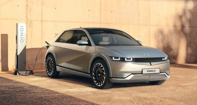 Ioniq 5 působí na fotografiích kompaktně, avšak jeho délka přesahuje 4,6 metru, šířka atakuje 1,9 m a výška překonává 1,6 metru Ioniq 5 působí na fotografiích kompaktně, avšak jeho délka přesahuje 4,6 metru, šířka atakuje 1,9 m a výška překonává 1,6 metru