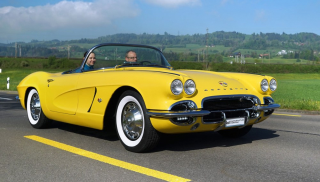 Chevrolet Corvette C1 vybavený elektrickým pohonem je jedním z takto upravených vozů od švýcarské společnosti Manufaktur Marton