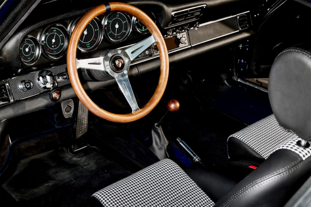 Interiér elektrického Porsche 911 SE/TE zůstává v podstatě původní. Volant MOMO California Wood je jednou ze sedmi dostupných možností