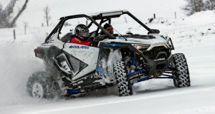 Čtyřkolka Polaris RZR Pro XP je rychlá a nesmírně zábavná na všech druzích povrchu, včetně hlubokého sněhu