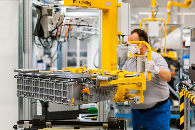 Produkci akumulátorů pro modely řady EQ má na starost společnost Accumotive patřící do koncernu Daimler. Výroba probíhá ve městě Kamenz zhruba 50 km od českých hranic