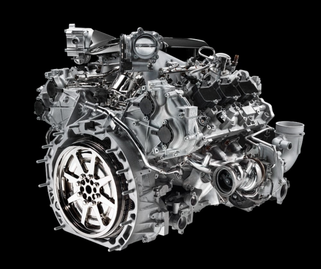 Motor Nettuno má turbodmychadla umístěna vedle motoru a každé pohánějí výfukové plyny z trojice válců