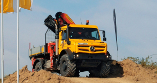 Těžký Unimog řady 4000 na vrcholu stoupání