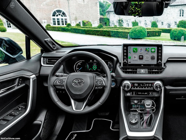 Pracoviště řidiče plug-in hybridní RAV4 je vybaveno bohatě, ale hlavně přehledně