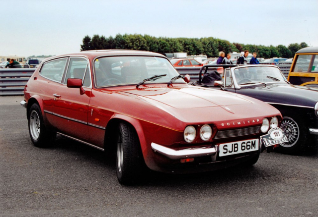 Vzorně renovovaný Scimitar GTE Overdrive první generace na srazu v Silverstone 2001 (výroba 1968 až 1975)