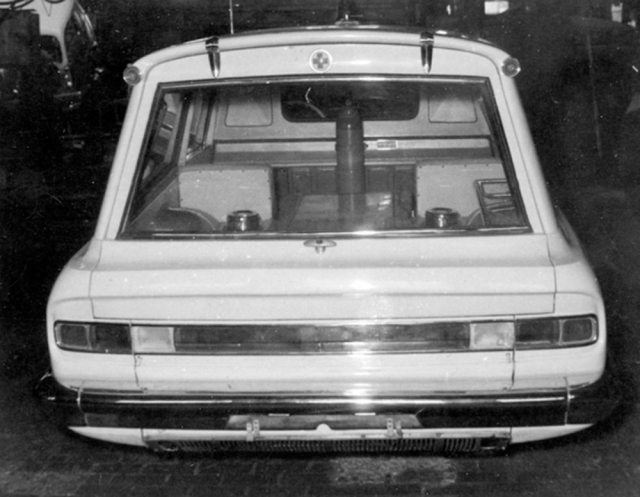 Také sanitní Tatra 603 A měla na zádi světelný pás přes celou šířku karoserie