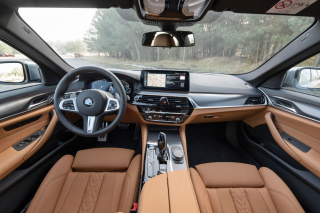 Interiér poskytuje vynikající komfort a současně příkladnou ergonomii. Použita je 7. generace systému iDrive, a také nová funkce BMW Maps