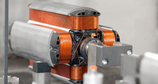 Synchronní elektromotory s vinutím na rotoru (obrázky níže) nejsou příliš časté. Problém představuje nutnost přenášet elektrickou energii na otáčející se rotor. Takto vypadá rotor s vinutím, který pochází z elektromotoru Renaultu Zoe. Výhodou je absence vzácných kovů i možnost regulovat magnetické pole Synchronní elektromotory s vinutím na rotoru (obrázky níže) nejsou příliš časté. Problém představuje nutnost přenášet elektrickou energii na otáčející se rotor. Takto vypadá rotor s vinutím, který pochází z elektromotoru Renaultu Zoe. Výhodou je absence vzácných kovů i možnost regulovat magnetické pole