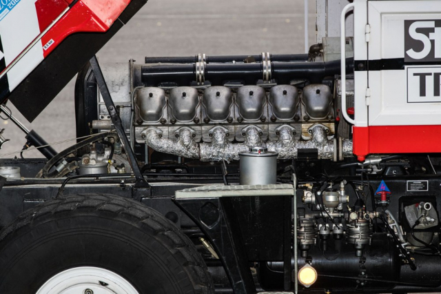 Dvanáctiválcový motor o objemu 19 l dostal pro nasazení v závodech jiné hlavy, písty, pístní kroužky i ojnice. Za přední nárazník byl také přidán chladič oleje