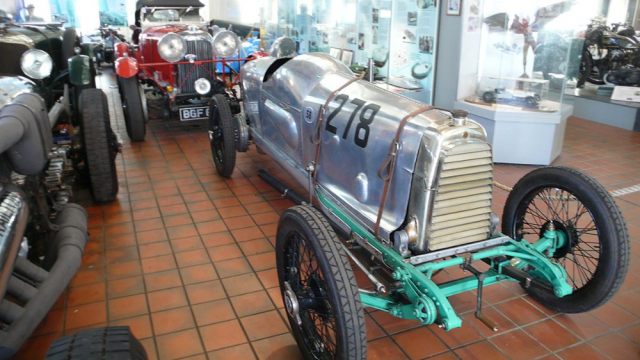 Aston Martin „Razor Blade“ (Žiletka), 1923, byl jednomístný závodní speciál postavený pro okruhové závody. Šestnáctiventilový motor 1,5 litru pocházel z vozu Grand Prix roku 1922, aerodynamickou hliníkovou karosérii dodal letecký výrobce Havilland Aircraft Company