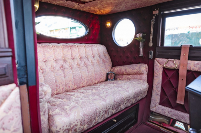 Jestliže řidič vpředu měl omezenou úroveň komfortu, vzadu si naopak cestující užívali pohodlí luxusního, bohatě čalouněného interiéru