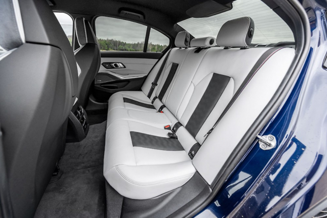 Zadní sedadla poskytují prostor i komfort odpovídající běžným sedanům BMW řady 3
